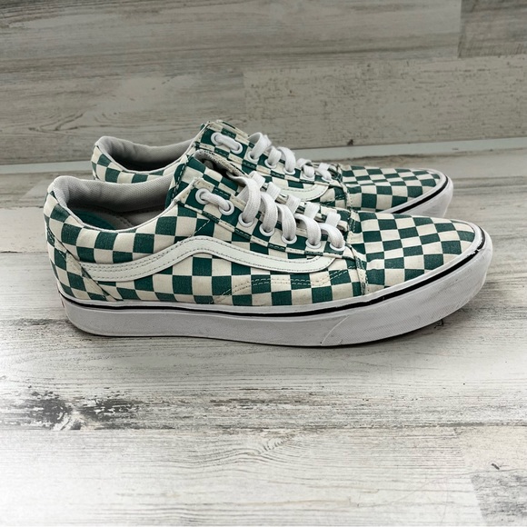 Vans Men’s Classic Old Skool Lace Up Low Top Sneakers...